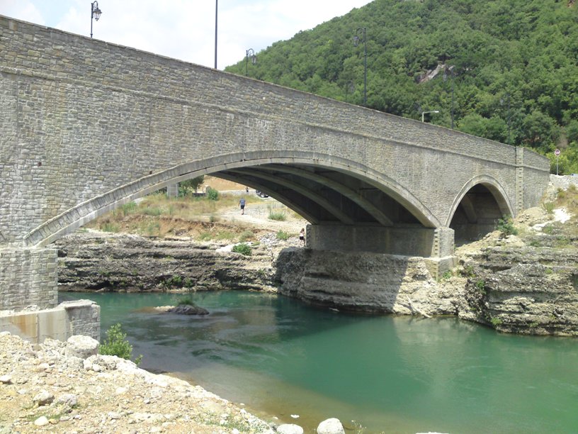 Άποψη της γέφυρας από το ποτάμι